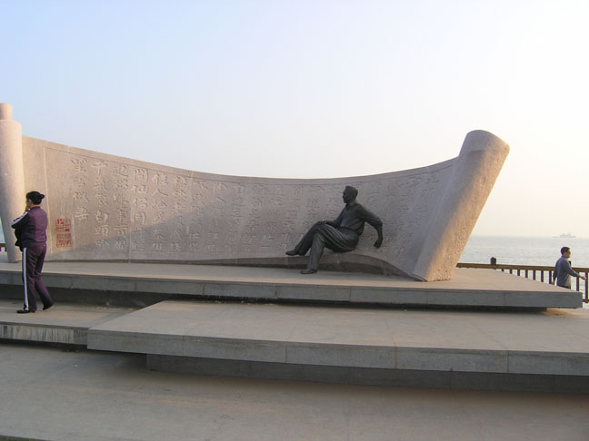 这男的不知道是谁