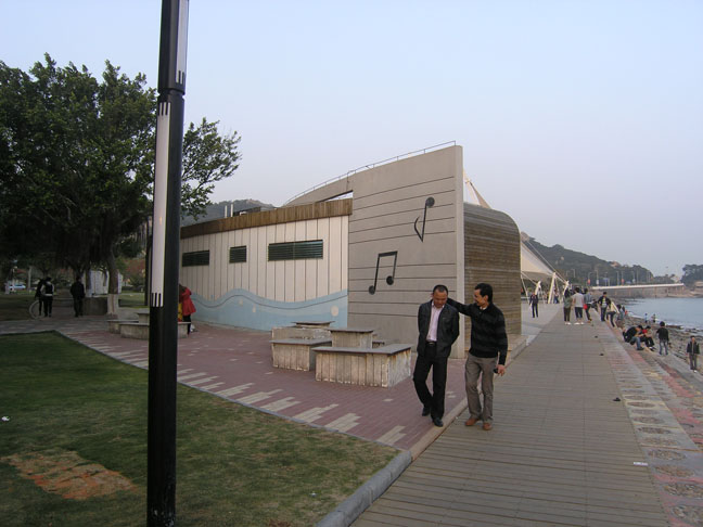 音乐广场的厕所，有艺术感吧