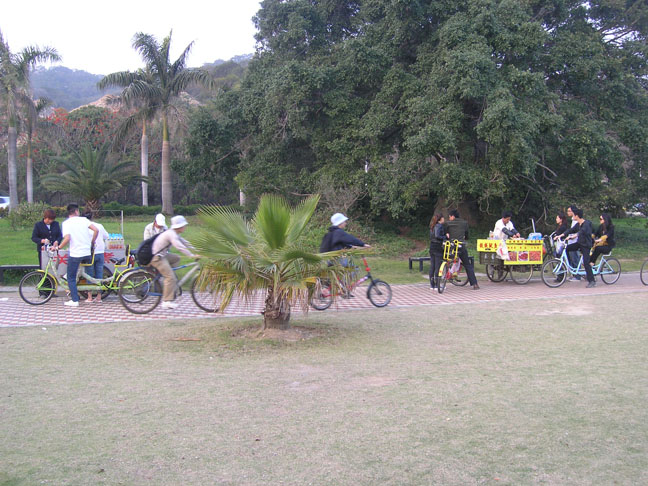 路边摊，有烤鱿鱼哦