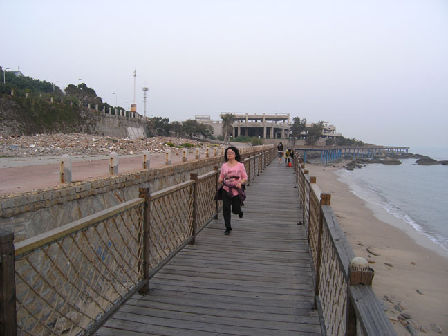 木栈桥上跑步的MM