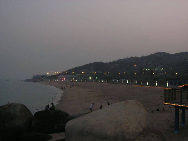 夜幕刚降临的夜景