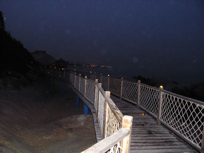 晚上的木栈桥