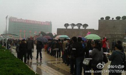 6日，陕西大部出现降水，扬陵市民在雨中排队等待观看农业高新技术展会。（图片来源于新浪微博）