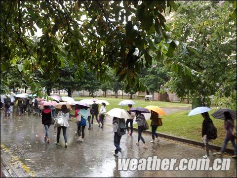 广东9日气温骤降，大雨连绵，寒意袭人，人们开始穿上大衣（辜丹芸 摄）