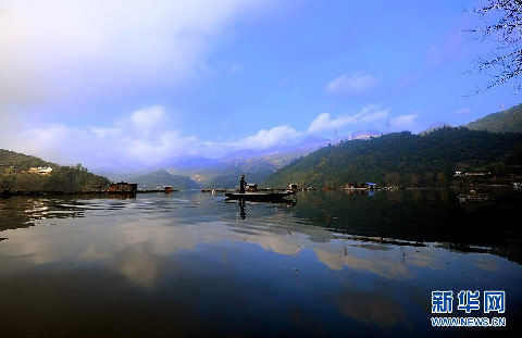 水天相融、如梦如幻的双龙湖景色(11月10日摄) 水天相融、如梦如幻的双龙湖景色(11月10日摄)